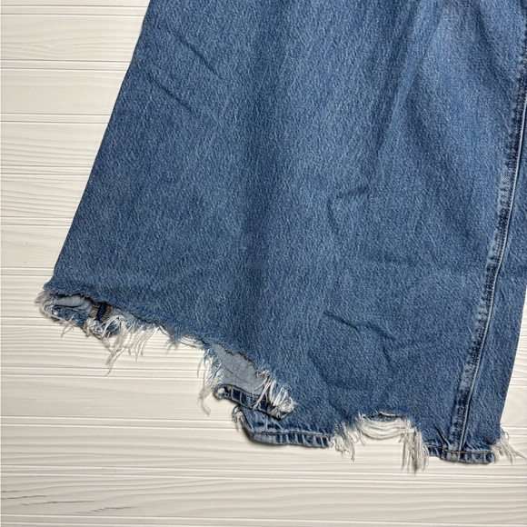 American Eagle Outfitters Flare Jeans in Denim Blue with Frayed Bottoms Size 2 - Picture 4 of 5